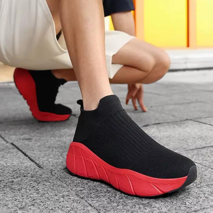 Chaussures de course Rindu classiques noires et rouges pour hommes et femmes grandes tailles confort et style sport adapté aux courses légères et entraînements fitness
