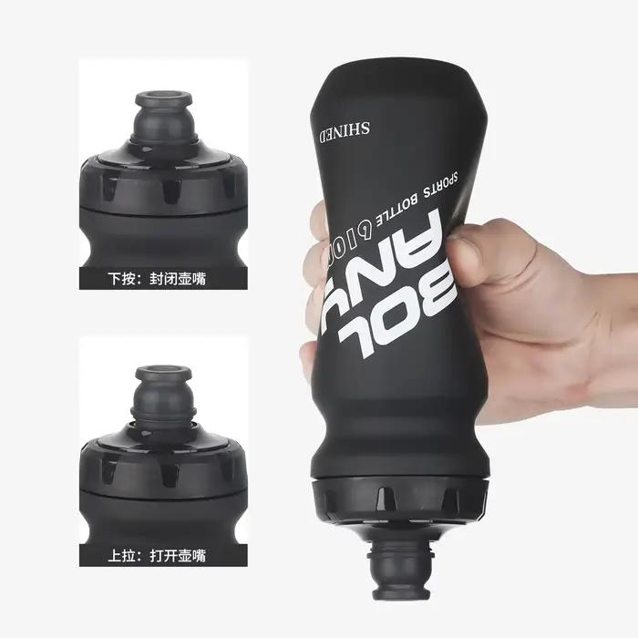 Bouteille d'eau sport 610 ml en plastique avec revêtement caoutchouc, gourde souple portable pour vé
