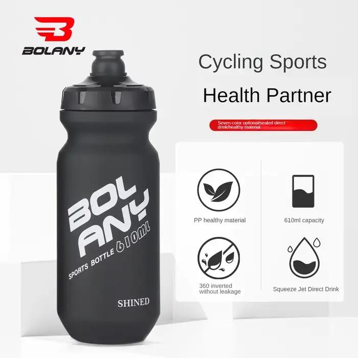 Bouteille d'eau sport 610 ml en plastique avec revêtement caoutchouc, gourde souple portable pour vé