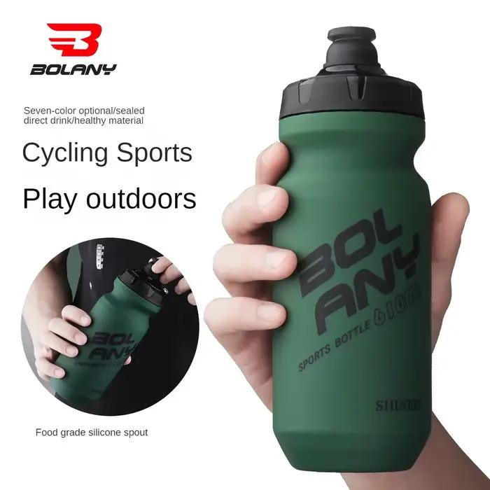 Bouteille d'eau sport 610 ml en plastique avec revêtement caoutchouc, gourde souple portable pour vé