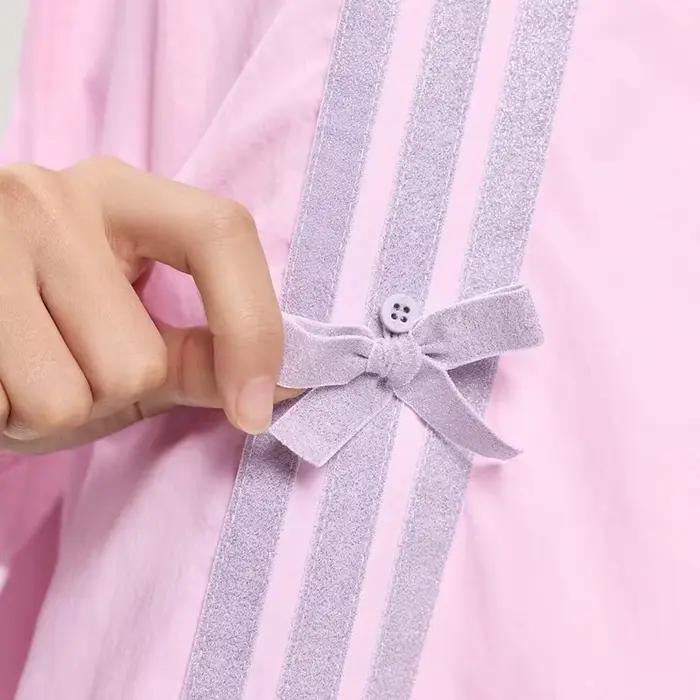 Adidas Veste coupe-vent à capuche pour femme Coupe ample Vêtements de sport décontractés KR7603
