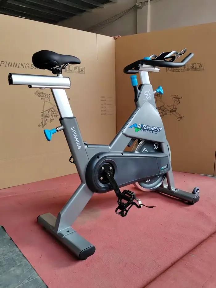 Vélo d'exercice stationnaire de machine cardio de remise en forme commerciale