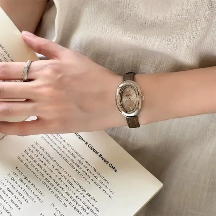 Montre ovale luxueuse style rétro haute qualité pour femmes occasions spéciales quartz bracelet large polyvalent