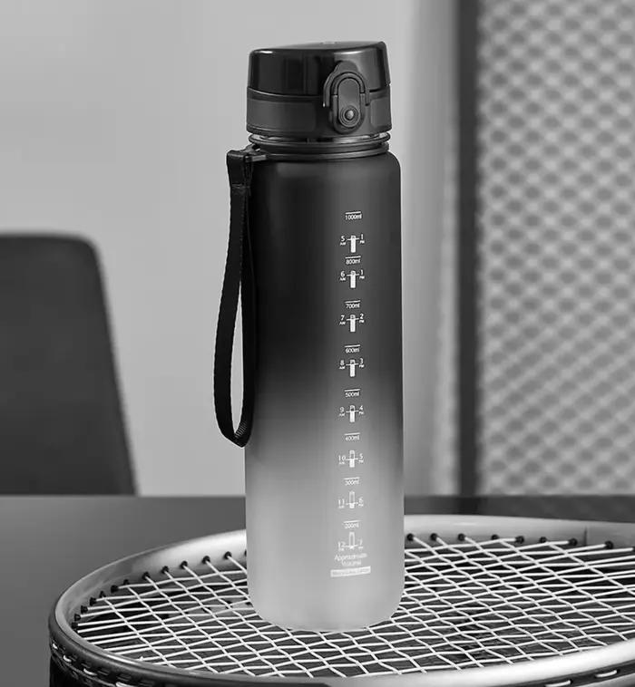 Bouteille d'eau sportive en plastique 1 litre réutilisable pour fitness et randonnées en plein air pour adultes