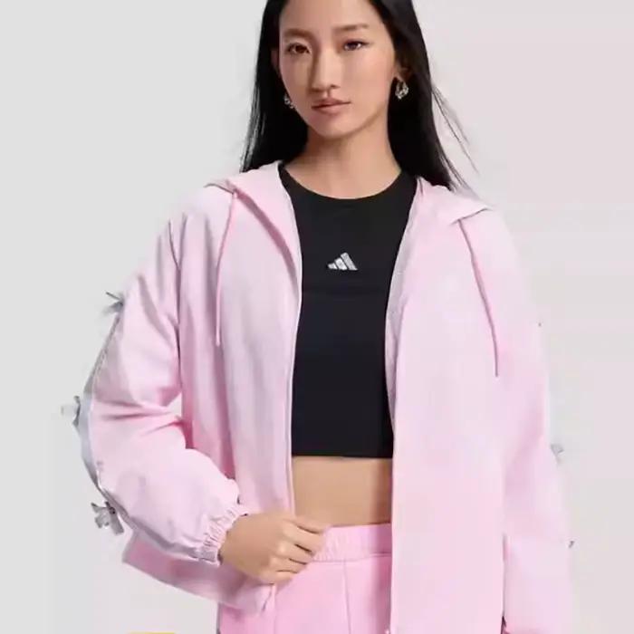Adidas Veste coupe-vent à capuche pour femme Coupe ample Vêtements de sport décontractés KR7603