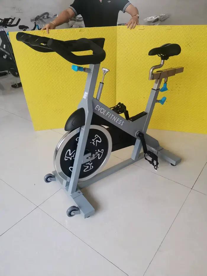 Vélo d'exercice stationnaire de machine cardio de remise en forme commerciale