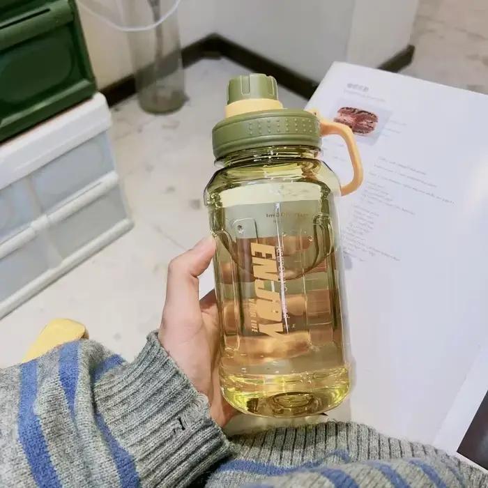Bouteille sport sans BPA 1 litre avec filtre design moderne pour randonnée et activités de plein air adaptable à toutes les occasions