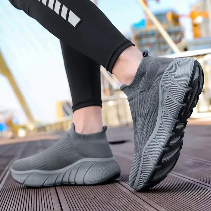 Chaussures de course Rindu classiques noires et rouges pour hommes et femmes grandes tailles confort et style sport adapté aux courses légères et entraînements fitness