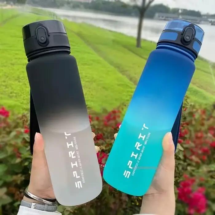 Bouteille d'eau sportive en plastique PC multicolore pour adultes, réutilisable et durable, idéale pour randonnées, courses et activités de plein air