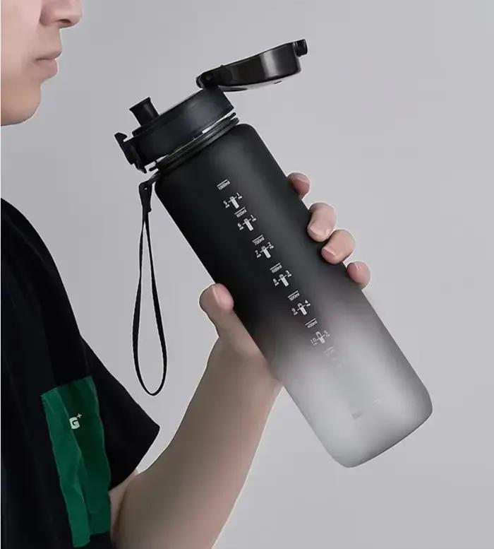 Bouteille d'eau sportive en plastique 1 litre réutilisable pour fitness et randonnées en plein air pour adultes