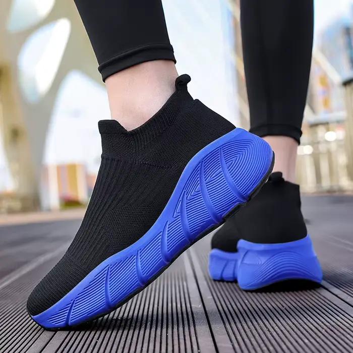 Chaussures de course Rindu classiques noires et rouges pour hommes et femmes grandes tailles confort et style sport adapté aux courses légères et entraînements fitness
